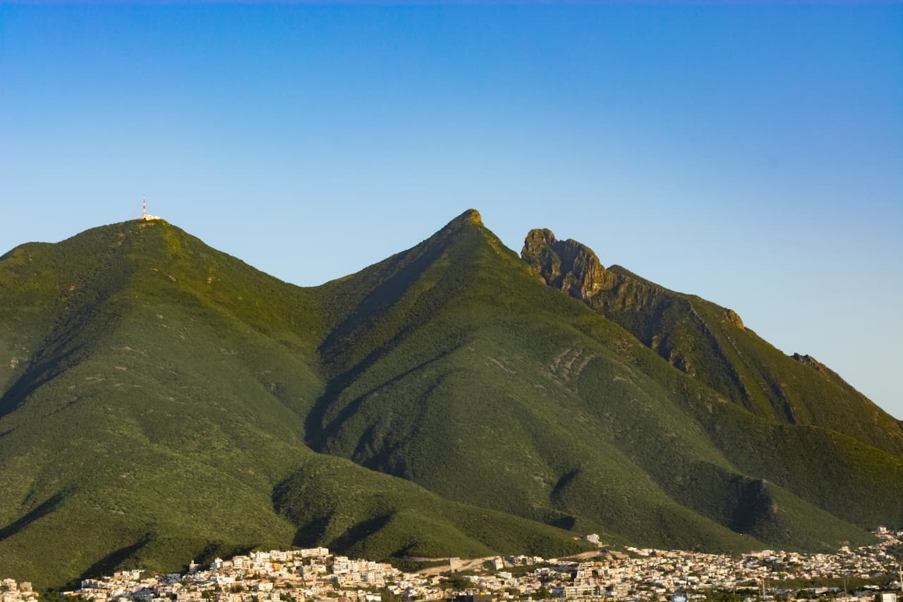 Vista panorámica del Cerro de la Silla en Monterrey, destacando el entorno natural que rodea a las instalaciones de MMTubería