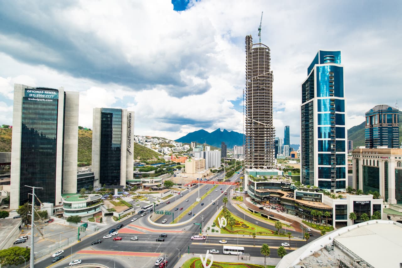 Vista panorámica del distrito financiero de Monterrey con edificios modernos y montañas al fondo