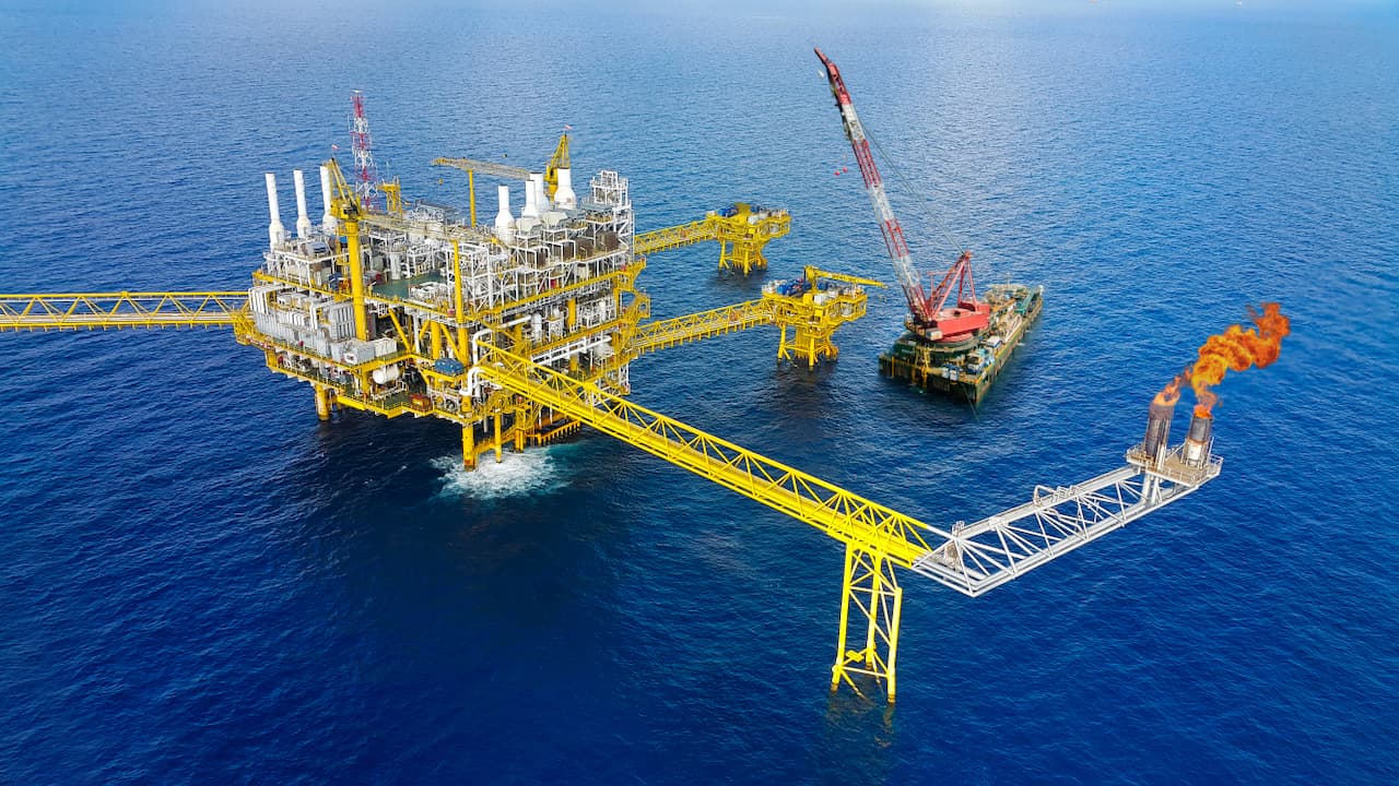 Plataforma petrolera maritima en donde hay perforaciones con tubos sin costura de MMTubería
