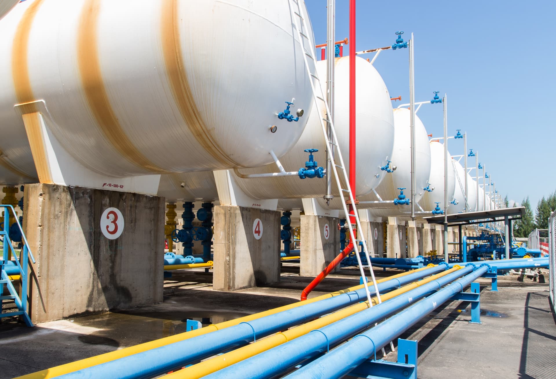 Central gasífera en donde hay tubos sin costura resistentes a la alta presión